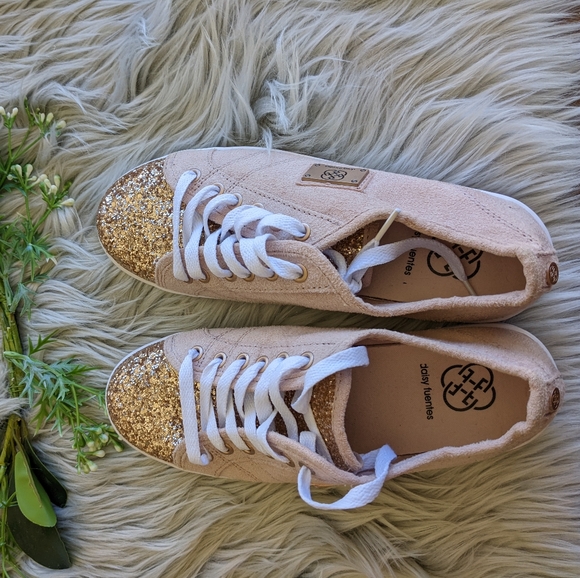 Daisy Fuentes Sneakers - Picture 10 of 11